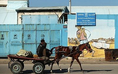 Un Palestinien à proximité du bureau du programme de secours de l' UNRWA à Gaza City, le 8 janvier 2018 (Crédit :  AFP Photo/Mohammed Abed)