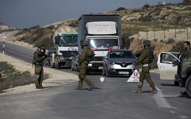 Des soldats israéliens tiennent un poste de contrôle près de la ville de Naplouse, en Cisjordanie, le 10 janvier 2018. (Crédit : AFP / JAAFAR ASHTIYEH) Des soldats israéliens tiennent un poste de contrôle près de la ville de Naplouse, en Cisjordanie, le 10 janvier 2018. (Crédit : AFP / JAAFAR ASHTIYEH)