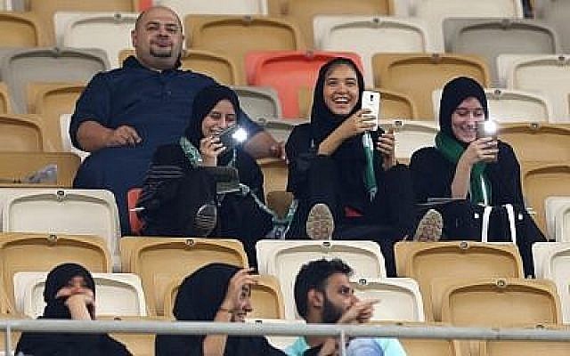 Les supporteuses saoudiennes d'Al-Ahli assistent au match de football de leur équipe contre Al-Batin à la Cité des Sports du Roi Abdullah à Jeddah, en Arabie saoudite, le 12 janvier 2018 (Crédit : AFP Photo / Stringer) Les supporteuses saoudiennes d'Al-Ahli assistent au match de football de leur équipe contre Al-Batin à la Cité des Sports du Roi Abdullah à Jeddah, en Arabie saoudite, le 12 janvier 2018 (Crédit : AFP Photo / Stringer)
