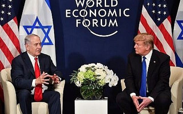 Le président américain Donald Trump et le Premier ministre Benjamin Netanyahu lors d'une réunion bilatérale en marge de la réunion annuelle du Forum économique mondial (FEM) à Davos, Suisse orientale, le 25 janvier 2018 (AFP PHOTO / Nicholas Kamm) Le président américain Donald Trump et le Premier ministre Benjamin Netanyahu lors d'une réunion bilatérale en marge de la réunion annuelle du Forum économique mondial (FEM) à Davos, Suisse orientale, le 25 janvier 2018 (AFP PHOTO / Nicholas Kamm)