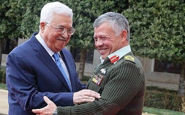 Le roi Abdullah II de Jordanie accueille le président de l'Autorité palestinienne Mahmoud Abbas au Palais royal d'Amman, le 29 janvier 2018 (Photo AFP / Khalil Mazraawi) Le roi Abdullah II de Jordanie accueille le président de l'Autorité palestinienne Mahmoud Abbas au Palais royal d'Amman, le 29 janvier 2018 (Photo AFP / Khalil Mazraawi)