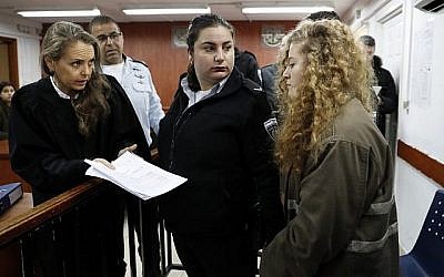 La Palestinienne Ahed Tamimi (D), 17 ans, arrivant pour le début de son procès au tribunal militaire d'Ofer, en Cisjordanie, le 13 février 2018. (Thomas Coex/AFP)