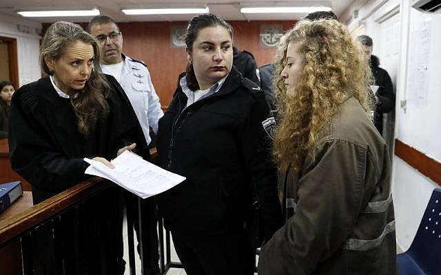 La Palestinienne Ahed Tamimi (D), 17 ans, arrivant pour le début de son procès au tribunal militaire d'Ofer, en Cisjordanie, le 13 février 2018. (Thomas Coex/AFP) La Palestinienne Ahed Tamimi (D), 17 ans, arrivant pour le début de son procès au tribunal militaire d'Ofer, en Cisjordanie, le 13 février 2018. (Thomas Coex/AFP)