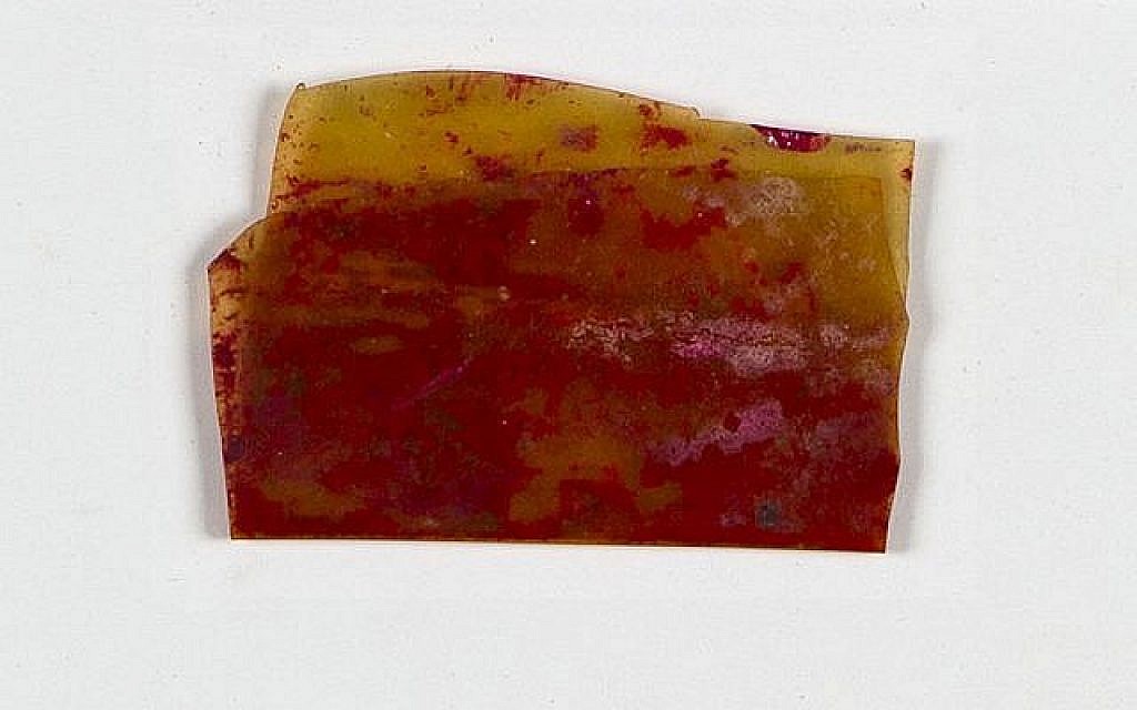 Le reste d'un morceau de pâte rouge conservé dans une pellicule de celluloïd qui a permis à Rosa Sperling et sa fille Marila de passer les sélections dans les camps. (Yad Vashem Artifacts Collection)