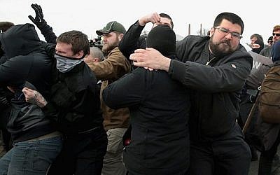 Le nationaliste blanc Matthew Heimbach se bat avec des manifestants à la Michigan State University alors que lui et d'autres militants de droite tentent d'assister à un discours du nationaliste blanc Richard Spencer le 5 mars 2018 à East Lansing, Michigan. (Scott Olson/Getty Images/AFP)