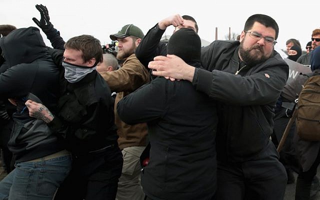 Le nationaliste blanc Matthew Heimbach se bat avec des manifestants à la Michigan State University alors que lui et d'autres militants de droite tentent d'assister à un discours du nationaliste blanc Richard Spencer le 5 mars 2018 à East Lansing, Michigan. (Scott Olson/Getty Images/AFP) Le nationaliste blanc Matthew Heimbach se bat avec des manifestants à la Michigan State University alors que lui et d'autres militants de droite tentent d'assister à un discours du nationaliste blanc Richard Spencer le 5 mars 2018 à East Lansing, Michigan. (Scott Olson/Getty Images/AFP)