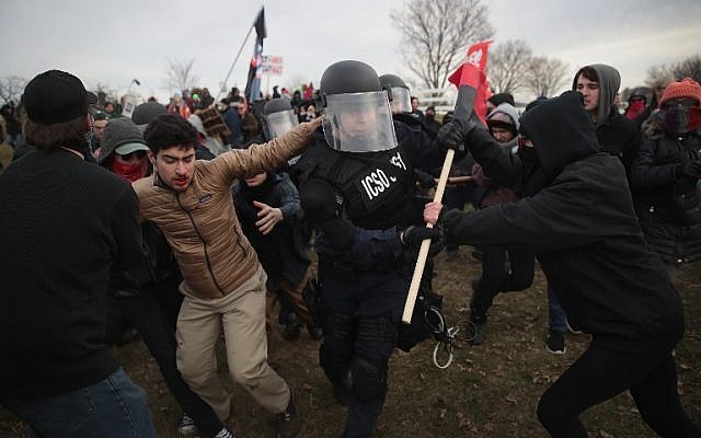 Les policiers s'affrontent avec des manifestants alors qu'ils escortent les gens à un discours prononcé par le nationaliste blanc Richard Spencer, qui a popularisé le terme "alt-right", à la Michigan State University le 5 mars 2018 à East Lansing, Michigan. (Scott Olson/Getty Images/AFP)