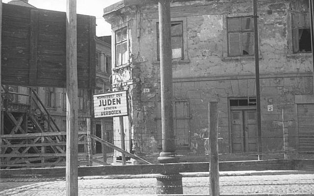 La zone résidentielle du ghetto de Lodz avec le panneau : "Juifs. Entrée interdite" (Henryk Ross/Art Gallery of Ontario, don Archive of Modern Conflict/Courtesy Museum of Fine Arts) La zone résidentielle du ghetto de Lodz avec le panneau : "Juifs. Entrée interdite" (Henryk Ross/Art Gallery of Ontario, don Archive of Modern Conflict/Courtesy Museum of Fine Arts)
