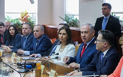 Le Premier ministre Benjamin Netanyahu dirige la réunion hebdomadaire de son gouvernement au bureau du Premier ministre à Jérusalem, le 11 mars 2018 (Marc Israel Sellem / Pool)