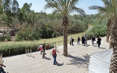 Le site baptismal de Qasr al Yahoud, pris du côté de la Cisjordanie, la Jordanie se trouvant sur l'autre rive du Jourdain, Selon la tradition chrétienne, Kasser al Yahoud est le lieu où Jean le Baptiste a baptisé Jésus (Crédit : CC BY-SA 3.0/deror_avi)