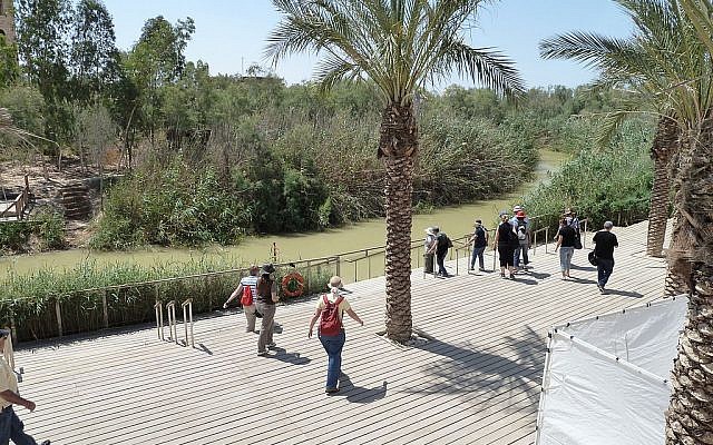 Le site baptismal de Qasr al Yahoud, pris du côté de la Cisjordanie, la Jordanie se trouvant sur l'autre rive du Jourdain, Selon la tradition chrétienne, Kasser al Yahoud est le lieu où Jean le Baptiste a baptisé Jésus (Crédit : CC BY-SA 3.0/deror_avi)