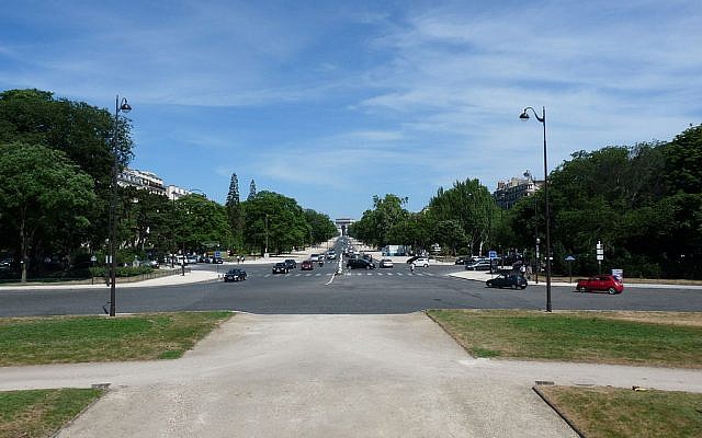 L'avenue Foch à Paris, vue depuis la place du Maréchal-de-Lattre-de-Tassigny en direction de l'arc de triomphe de la place de l'Étoile (Crédit : Wikipedia / CC BY-SA 3.0) L'avenue Foch à Paris, vue depuis la place du Maréchal-de-Lattre-de-Tassigny en direction de l'arc de triomphe de la place de l'Étoile (Crédit : Wikipedia / CC BY-SA 3.0)