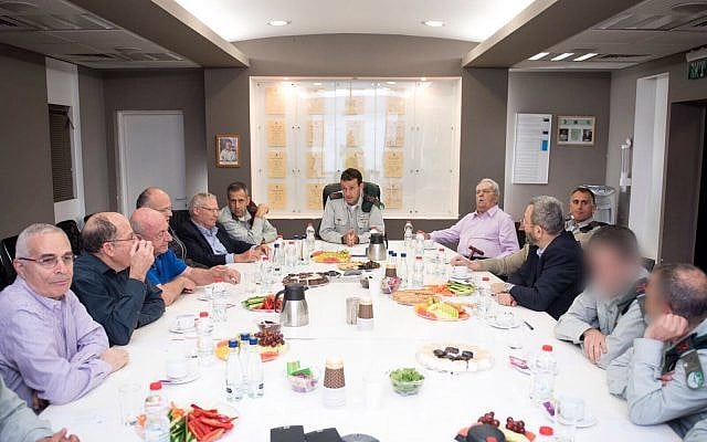 Le général de division Herzl Halevi, chef du renseignement militaire israélien, au centre, s'entretient avec plusieurs anciens hauts responsables de Tsahal lors d'une conférence le 20 mars 2018. (Tsahal) Le général de division Herzl Halevi, chef du renseignement militaire israélien, au centre, s'entretient avec plusieurs anciens hauts responsables de Tsahal lors d'une conférence le 20 mars 2018. (Tsahal)
