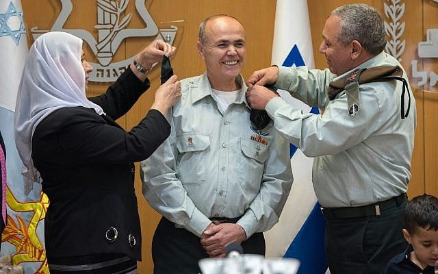 Kamil Abu Rokon, au centre, Gadi Eisenkot, chef d'état-major de l'armée, et l'épouse d'Abu Rokon lors d'une cérémonie au siège de l'armée à Tel Aviv le 29 mars 2018. (Israël Forces de défense) Kamil Abu Rokon, au centre, Gadi Eisenkot, chef d'état-major de l'armée, et l'épouse d'Abu Rokon lors d'une cérémonie au siège de l'armée à Tel Aviv le 29 mars 2018. (Israël Forces de défense)