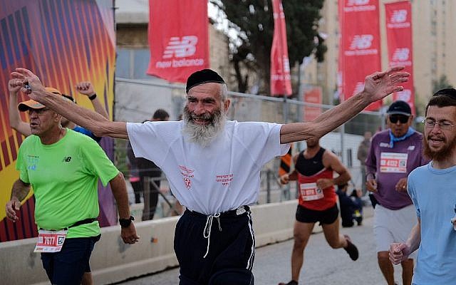Les coureurs participent au marathon international de Jérusalem le 9 mars 2018 (Crédit : Flash90 via la municipalité de Jérusalem)