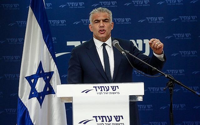 Yair Lapid, leader du parti Yesh Atid, dirige une réunion de son parti à la Knesset, le 12 mars 2018 (Miriam Alster / Flash90)