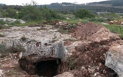 Destruction dans un village gallo-romain vieux de 2 000 ans et ouverture de la grotte funéraire exposée par une pelle rétrocaveuse. (Nir Distelfeld, Autorité des Antiquités d'Israël)