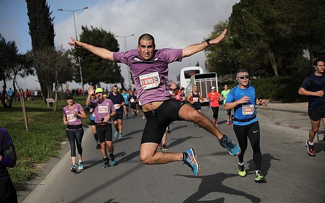 Les coureurs participent au marathon international de Jérusalem le 9 mars 2018 (Crédit : Flash90 via la municipalité de Jérusalem)