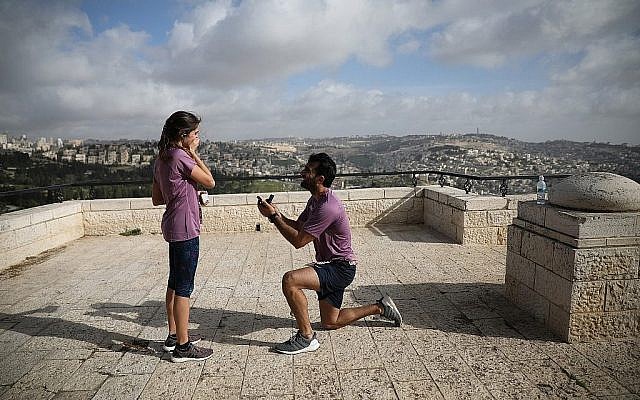 Un coureur fait une demande en mariage en marge du marathon international de Jérusalem le 9 mars 2018 (Crédit : Flash90 via la municipalité de Jérusalem)