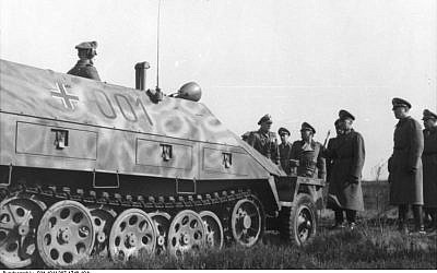 La 12e Panzerdivision SS Hitlerjugend passée en revue par le maréchal von Rundstedt en janvier-février 1944 (Crédit : CC BY-SA 3.0)