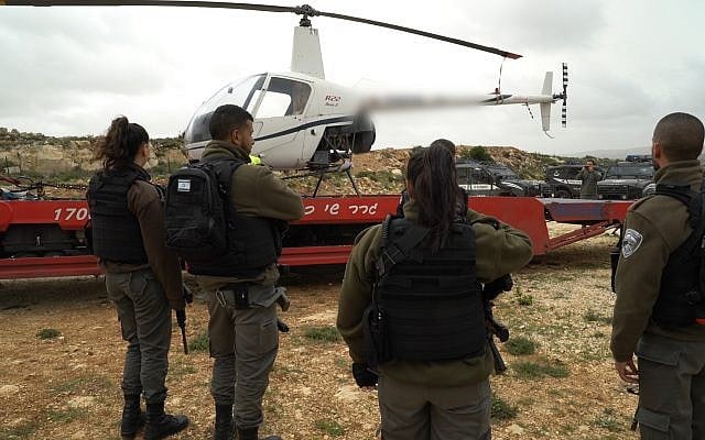 La police des frontières confisque un hélicoptère près du passage de Qalandiya qui a été utilisé par un résident israélien d'une implantation, le 27 mars 2018 (Crédit : Police des frontières)