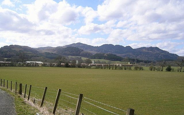 Le camp de Cultybraggan vu au bout de la route. (CC / SA / 2.0 / Andrew Scobie)