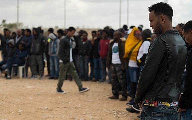 Des demandeurs d'asile érythréens à l'extérieur du centre de détention de Holot dans le sud d'Israël, 29 janvier 2018 (Crédit : Luke Tress / Times of Israel) Des demandeurs d'asile érythréens à l'extérieur du centre de détention de Holot dans le sud d'Israël, 29 janvier 2018 (Crédit : Luke Tress / Times of Israel)