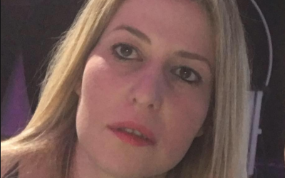Dikla Abitbul, l'Israélienne de 38 ans qui est tombée de la porte d'un avion à Budapest, Hongrie, lors d'une évacuation d'urgence. (Capture d'écran Facebook)
