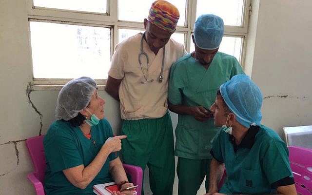 Des membres du personnel médical du Hadassah Medical Center en Israël et de l'Ayder Comprehensive Specialized Hospital à Mekelle, en Éthiopie, s'entretiennent au cours d'une mission d'une équipe Hadassah en Éthiopie pour effectuer des opérations de la colonne vertébrale sur de jeunes patients, mars 2018. (Avec l'aimable autorisation de Hadassah via JTA) Des membres du personnel médical du Hadassah Medical Center en Israël et de l'Ayder Comprehensive Specialized Hospital à Mekelle, en Éthiopie, s'entretiennent au cours d'une mission d'une équipe Hadassah en Éthiopie pour effectuer des opérations de la colonne vertébrale sur de jeunes patients, mars 2018. (Avec l'aimable autorisation de Hadassah via JTA)