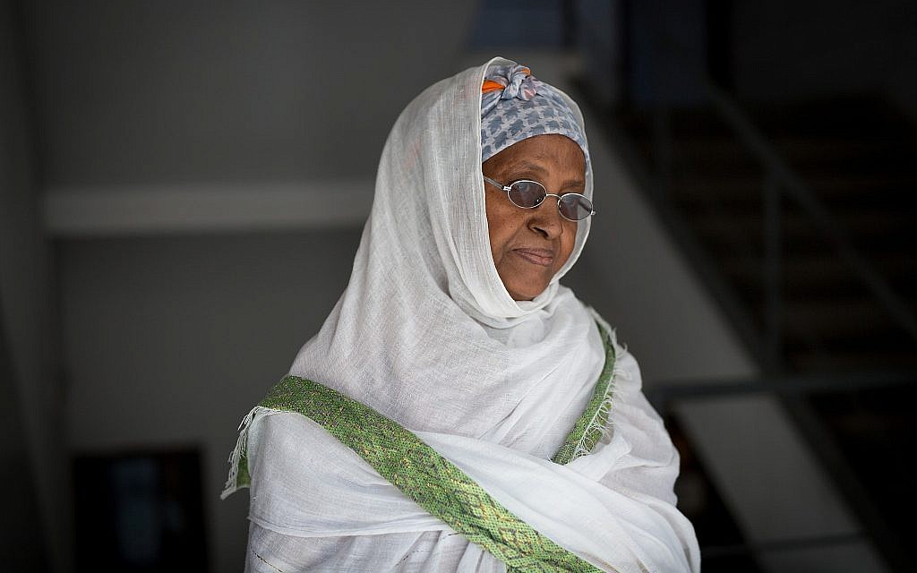 Ejigayehu, une demandeuse d'asile qui travaille avec l'organisation  Kucinate - Collectif des réfugiées africaines à Tel Aviv, le 14 février 2018 (Crédit : Miriam Alster/Flash90)