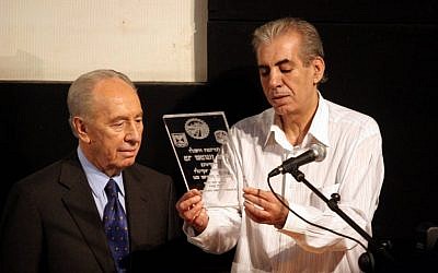Eli Moyal, alors maire de Sderot (à droite), accueille l'ancien président Shimon Peres, en 2007 (Edi Israel / Flash90)