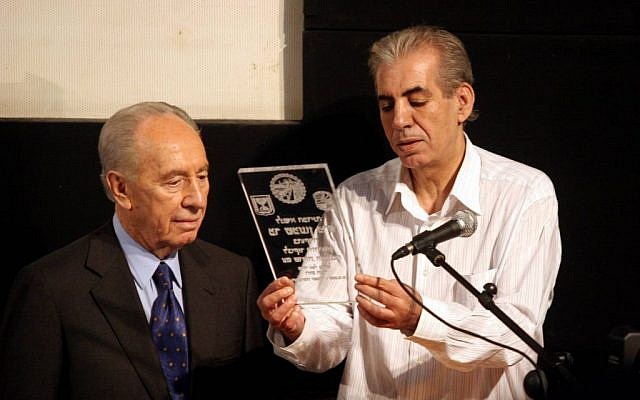 Eli Moyal, alors maire de Sderot (à droite), accueille l'ancien président Shimon Peres, en 2007 (Edi Israel / Flash90)