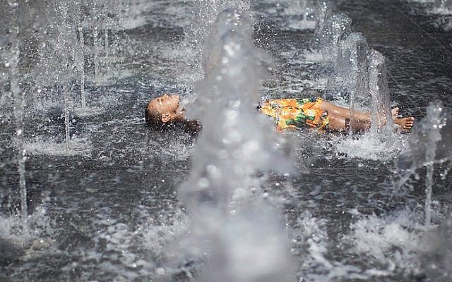 Des enfants jouent dans une fontaine d'eau lors d'une chaude journée d'été près de la tour de David dans la vieille ville de Jérusalem. (Yonatan Sindel / Flash90) Des enfants jouent dans une fontaine d'eau lors d'une chaude journée d'été près de la tour de David dans la vieille ville de Jérusalem. (Yonatan Sindel / Flash90)