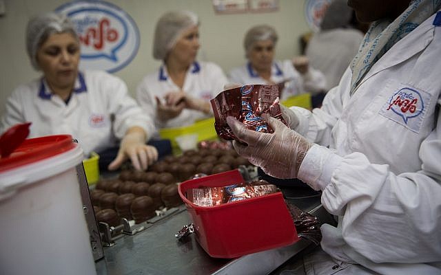 Des employés d’une chaîne de production dans une usine de Rehovot, dans le centre d'Israël, le 27 octobre 2015 (Hadas Parush / Flash90) Des employés d’une chaîne de production dans une usine de Rehovot, dans le centre d'Israël, le 27 octobre 2015 (Hadas Parush / Flash90)