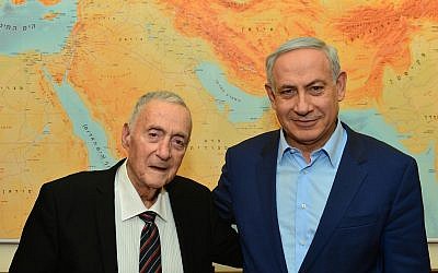 Le Premier ministre Benjamin Netanyahu ,
 à droite, rencontre Uri Lubrani au bureau du Premier ministre de Jérusalem, le 29 novembre 2015 (Crédit : Kobi Gideon/GPO)
