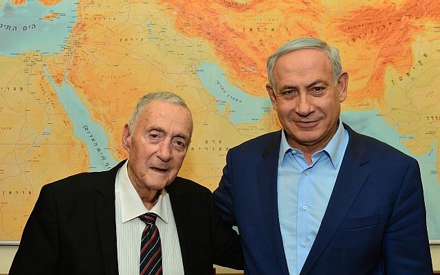 Le Premier ministre Benjamin Netanyahu ,
à droite, rencontre Uri Lubrani au bureau du Premier ministre de Jérusalem, le 29 novembre 2015 (Crédit : Kobi Gideon/GPO) Le Premier ministre Benjamin Netanyahu ,
à droite, rencontre Uri Lubrani au bureau du Premier ministre de Jérusalem, le 29 novembre 2015 (Crédit : Kobi Gideon/GPO)