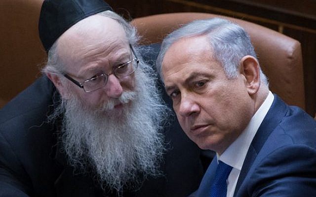 Le Premier ministre Benjamin Netanyahu, (à droite), s'entretient avec Yaakov Litzman, alors ministre de la Santé, du parti Yahadut HaTorah, (à gauche), à la Knesset le 28 mars 2016. (Yonatan Sindel/Flash90) Le Premier ministre Benjamin Netanyahu, (à droite), s'entretient avec Yaakov Litzman, alors ministre de la Santé, du parti Yahadut HaTorah, (à gauche), à la Knesset le 28 mars 2016. (Yonatan Sindel/Flash90)