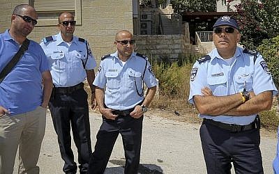 Moshe Barkat (D), commandant de la police israélienne dans le district de Judée et Samarie en visite à Efrat, le 18 septembre 2016 (Gershon Elinson/Flash90)