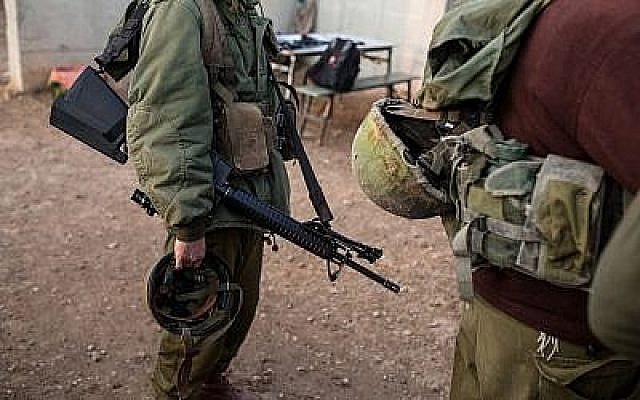 Illustration de soldats israéliens participant à un exercice d'entraînement à la base militaire de Baf Lachish, dans le sud d'Israël, le 20 décembre 2016. (Maor Kinsbursky/Flash90) Illustration de soldats israéliens participant à un exercice d'entraînement à la base militaire de Baf Lachish, dans le sud d'Israël, le 20 décembre 2016. (Maor Kinsbursky/Flash90)
