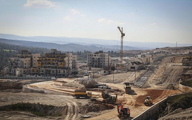 Un chantier de construction de nouveaux immeubles d'appartements à Beit Shemesh le 21 février 2017. (Yaakov Lederman/Flash90) Un chantier de construction de nouveaux immeubles d'appartements à Beit Shemesh le 21 février 2017. (Yaakov Lederman/Flash90)