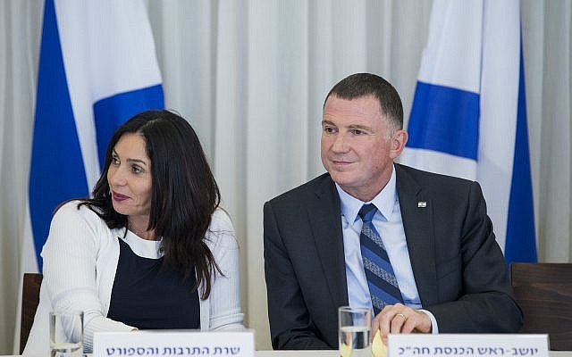 Le président de la Knesset, Yuli Edelstein, avec la ministre de la Culture Miri Regev lors d'une cérémonie le 26 avril 2017 à la Knesset, en l'honneur des torches lors de la cérémonie du 69e anniversaire du Mont Herzl. (Yonatan Sindel / Flash90) Le président de la Knesset, Yuli Edelstein, avec la ministre de la Culture Miri Regev lors d'une cérémonie le 26 avril 2017 à la Knesset, en l'honneur des torches lors de la cérémonie du 69e anniversaire du Mont Herzl. (Yonatan Sindel / Flash90)