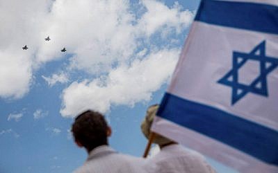 Les Israéliens observent une patrouille de l'armée de l'air en démonstration lors du 69e jour de l'Indépendance d'Israël à Jérusalem, le 2 mai 2017 (Yonatan Sindel / Flash90)