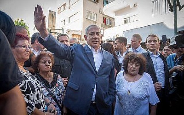 Le Premier ministre Benjamin Netanyahu rencontre des habitants du sud de Tel Aviv, lors d'une tournée dans le quartier le 31 août 2017. (Miriam Alster / Flash90) Le Premier ministre Benjamin Netanyahu rencontre des habitants du sud de Tel Aviv, lors d'une tournée dans le quartier le 31 août 2017. (Miriam Alster / Flash90)