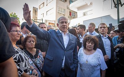 Le Premier ministre Benjamin Netanyahu rencontre des habitants du sud de Tel Aviv, lors d'une tournée dans le quartier le 31 août 2017. (Miriam Alster / Flash90)