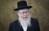 Le ministre de la Santé, Yaakov Litzman, arrive à la conférence gouvernementale hebdomadaire au bureau du Premier ministre à Jérusalem, le 15 octobre 2017. (Alex Kolomoisky/POOL)