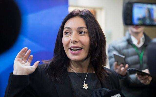 Miri Regev, ministre de la Culture, arrive au bureau du Premier ministre à Jérusalem, le 31 décembre 2017. (Hadas Parush/Flash90) Miri Regev, ministre de la Culture, arrive au bureau du Premier ministre à Jérusalem, le 31 décembre 2017. (Hadas Parush/Flash90)