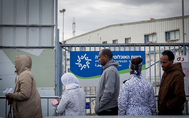 Des demandeurs d'asile africains attendent pendant des heures à l'extérieur pour tenter de déposer leur demande d'asile au bureau de l'Autorité de l'immigration, de la population et des frontières à Bnei Brak, le 13 février 2018. (Miriam Alster/Flash90) Des demandeurs d'asile africains attendent pendant des heures à l'extérieur pour tenter de déposer leur demande d'asile au bureau de l'Autorité de l'immigration, de la population et des frontières à Bnei Brak, le 13 février 2018. (Miriam Alster/Flash90)