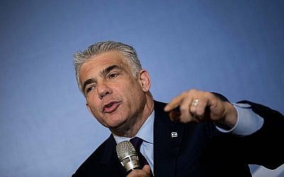Yair Lapid, le leader de Yesh Atid, prend la parole lors de la conférence des présidents des principales organisations juives américaines à Jérusalem le 19 février 2018. (Yonatan Sindel/Flash90)