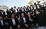 Des hommes juifs ultra-orthodoxes protestent contre le projet de loi sur le service militaire, à l'entrée de Jérusalem, le 8 mars 2018 (Yonatan Sindel / Flash90)