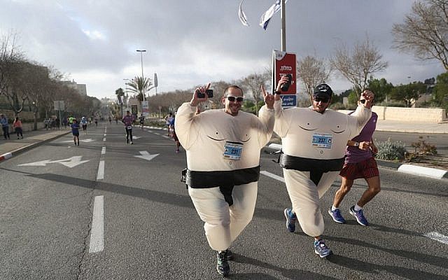 Des milliers de coureurs participent au marathon international de Jérusalem le 9 mars 2018 (Crédit : Yonatan Sindel/Flash90)